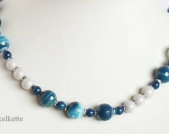 Halskette blau grau Halsschmuck Edelsteinkette Achat Muschelkern Perlenkette blau Edelsteinschmuck Kette mit Achatperlen zeitlos elegant