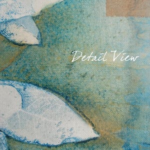 K&ouml;nnte beinhalten: Abstrakte Aquarellmalerei mit einer Nahaufnahme von wei&szlig;en, blauen und t&uuml;rkisfarbenen Formen. Der Text "Detail View" ist kursiv geschrieben. Das Kunstwerk hat ein strukturiertes Aussehen mit sichtbaren Pinselstrichen und Farbvariationen.