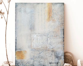 Op de afbeelding: Abstract schilderij op canvas met een witte achtergrond en textuurlagen van beige, grijs en gouden verf. Het schilderij heeft een moderne en minimalistische stijl.