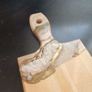 Esdoornhouten geode charcuterie serveer- en snijplank met kristallen en kunsthars