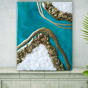Art mural géode original en bleu sarcelle et or, peinture unique en résine faite main avec cristaux naturels pour une décoration intérieure de luxe