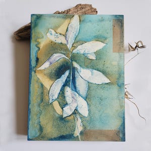 K&ouml;nnte beinhalten: Abstraktes Kunstwerk mit botanischem Motiv. Es zeigt einen zentralen Stiel mit gro&szlig;en, wei&szlig;en Bl&auml;ttern vor einem Hintergrund aus Blau-, Gr&uuml;n- und Beiget&ouml;nen. Das St&uuml;ck hat eine strukturierte Oberfl&auml;che.