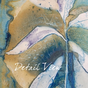 K&ouml;nnte beinhalten: Abstrakte Aquarellmalerei mit Nahaufnahme von botanischen Elementen. Das Kunstwerk zeigt eine Mischung aus blauen, braunen und violetten Farbt&ouml;nen, mit dem Text "Detail View" in wei&szlig;er Schrift.
