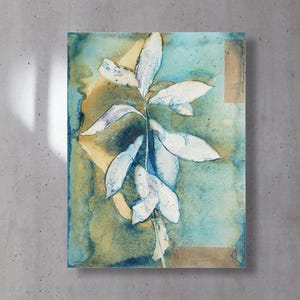 K&ouml;nnte beinhalten: Abstrakter Kunstdruck mit einer botanischen Illustration einer Pflanze mit gro&szlig;en, wei&szlig;en Bl&auml;ttern und einem zentralen Stiel. Der Hintergrund hat einen Aquarelleffekt mit Blau-, Gr&uuml;n- und Braunt&ouml;nen. Das Kunstwerk ist auf einer rechteckigen Leinwand montiert.