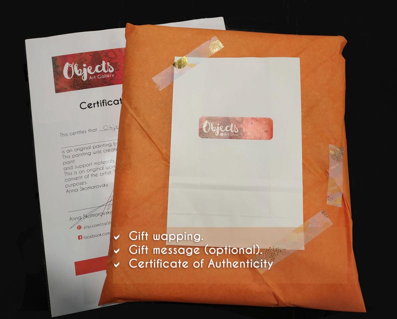 K&ouml;nnte beinhalten: Ein orangefarbenes Geschenkpaket mit einer wei&szlig;en Karte und einem Echtheitszertifikat. Das Paket ist mit dekorativem Klebeband versiegelt. Die wei&szlig;e Karte tr&auml;gt den Text "Objects Art Gallery" und ein Zertifikat.