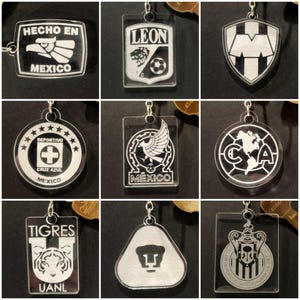 Pode incluir: Nove chaveiros diferentes com logotipos de equipas de futebol mexicanas. Os chaveiros s&atilde;o feitos de acr&iacute;lico transparente com logotipos brancos. Os logotipos incluem: Tigres UANL, Leon, Club Am&eacute;rica, Cruz Azul, Pumas UNAM, Chivas Guadalajara, Atlas Guadalajara e dois chaveiros com o logotipo da sele&ccedil;&atilde;o nacional mexicana.