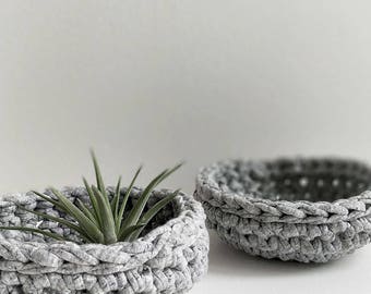 ROUHEA crochet bol / / petit gris minimaliste et moderne au crochet bol, panier au crochet pour l’organisation maison et de bureau, usine d’air ou jouet