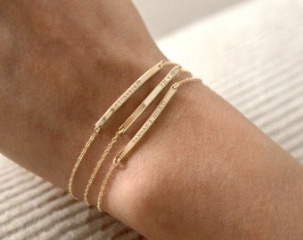 BELLA 14K Solid Gold dünnes zierliches Bar Armband • Personalisiertes Bar Armband • Namen Armband • Daten, Koordinaten • Gold Bar Armband • Graviert