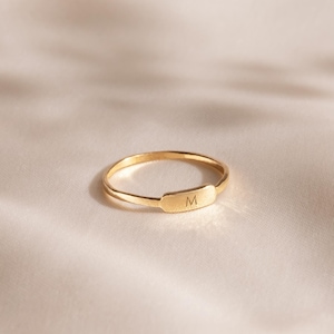 VENTA FINAL Anillo de barra con inicial delicada • Anillo apilable • Anillo de promesa de amor • Regalo de aniversario • Dije de barra • Anillo minimalista • Regalo para ella • Oro