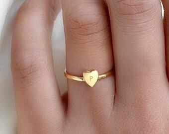 DANICA Sierlijke Initiële Hart ring in goud, rose goud, sterling zilver • minimalistische hart ring • gouden stapelring • aangepaste initialen • moeders ring