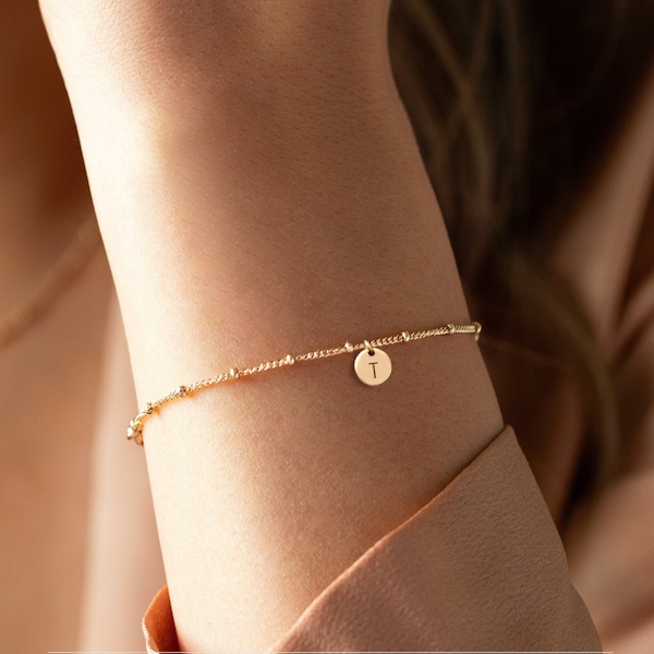 NOVA 14K Gold gefülltes zierliches Kettenarmband • Initial Charm Armband • Personalisiertes Perlenarmband • Winzige personalisierte Scheibe • Winziger Kreis Anhänger