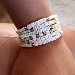 Pulseras con letras de molde personalizadas: bisutería con estilo