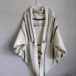 クロシェグレークリームとブラックのコクーンカーディガン Yel'Hsa コレクション