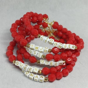 Pulsera con letras de ánimo y cuentas rojas: hecha a mano por Nylo & Co.
