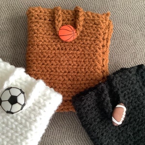 Cartera tejida a crochet con motivos deportivos de Nylo & Co. Portadocumentos de baloncesto, fútbol y fútbol