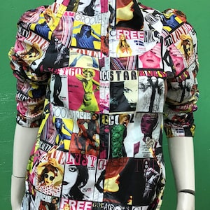 Könnte beinhalten: Gemusterte Jacke mit einer Collage aus Zeitschriften-Covern. Die Jacke hat einen hohen Kragen und lange Ärmel. Das Design beinhaltet Rosa, Schwarz, Weiß und Gelb. Die Jacke wird auf einer Schaufensterpuppe präsentiert. Ein einzigartiges Kleidungsstück.