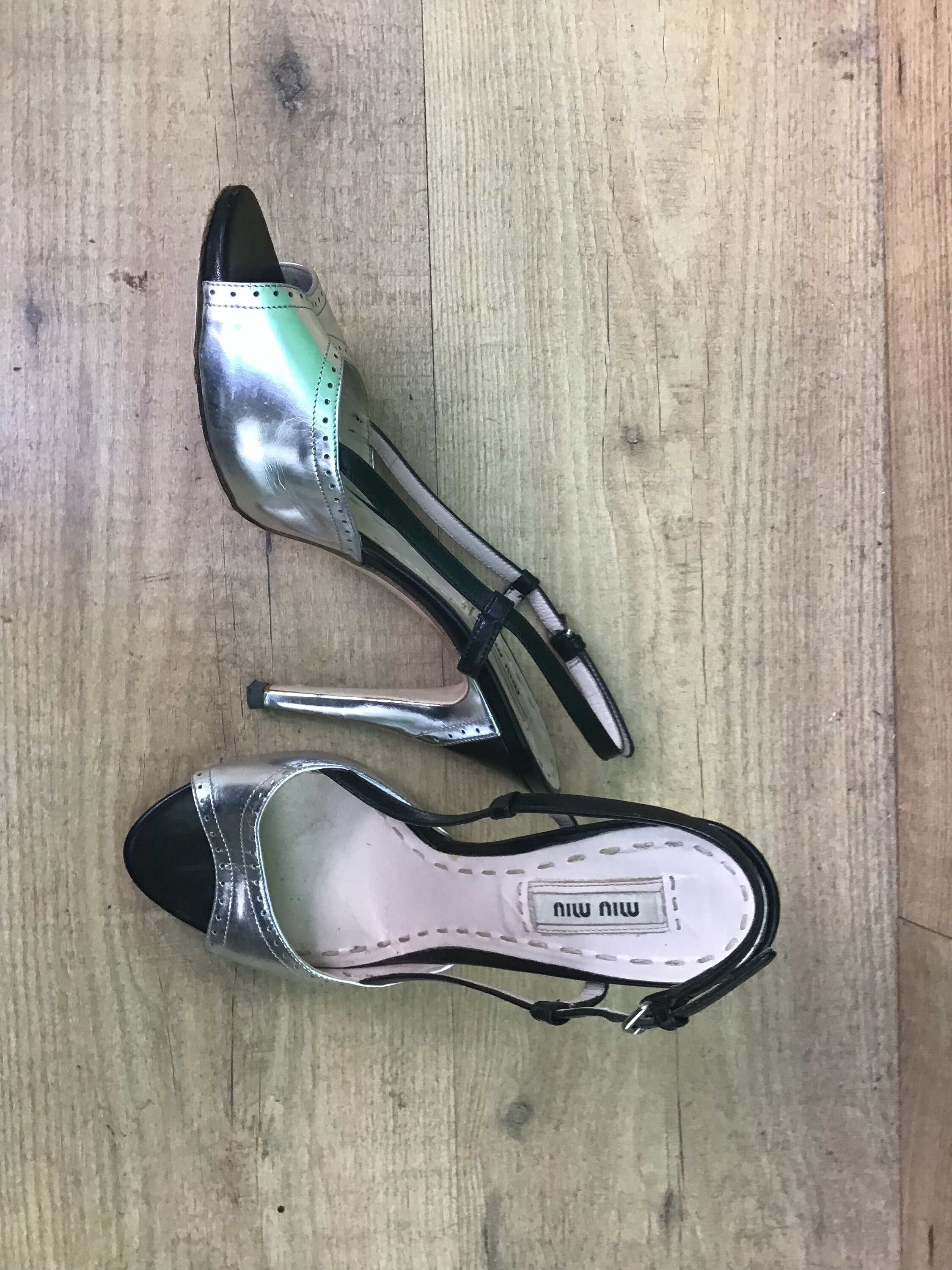 サンダル・ミュール Sandals in Black/Silver Leather MIU MIU SANDALS| Silver/ Black Leather Sandals|fashion