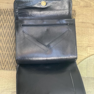 a/1 M VALENTINO BAKELITE Pouch|Schwarze Bakelit-Ledertasche|Vintage Valentino Luxustasche| Vintage-Leder|Seltene Vintage-Clutch von Valentino Bild 3