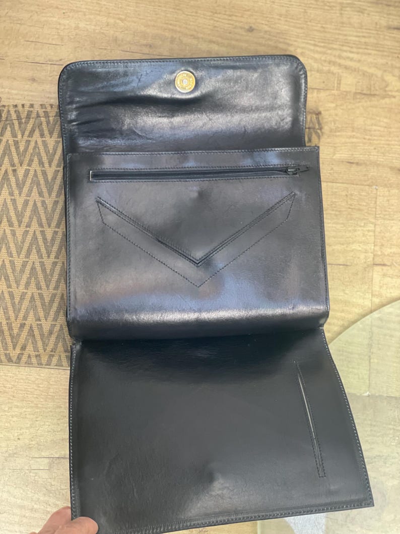 a/1 M VALENTINO BAKELITE Pouch|Schwarze Bakelit-Ledertasche|Vintage Valentino Luxustasche| Vintage-Leder|Seltene Vintage-Clutch von Valentino Bild 3