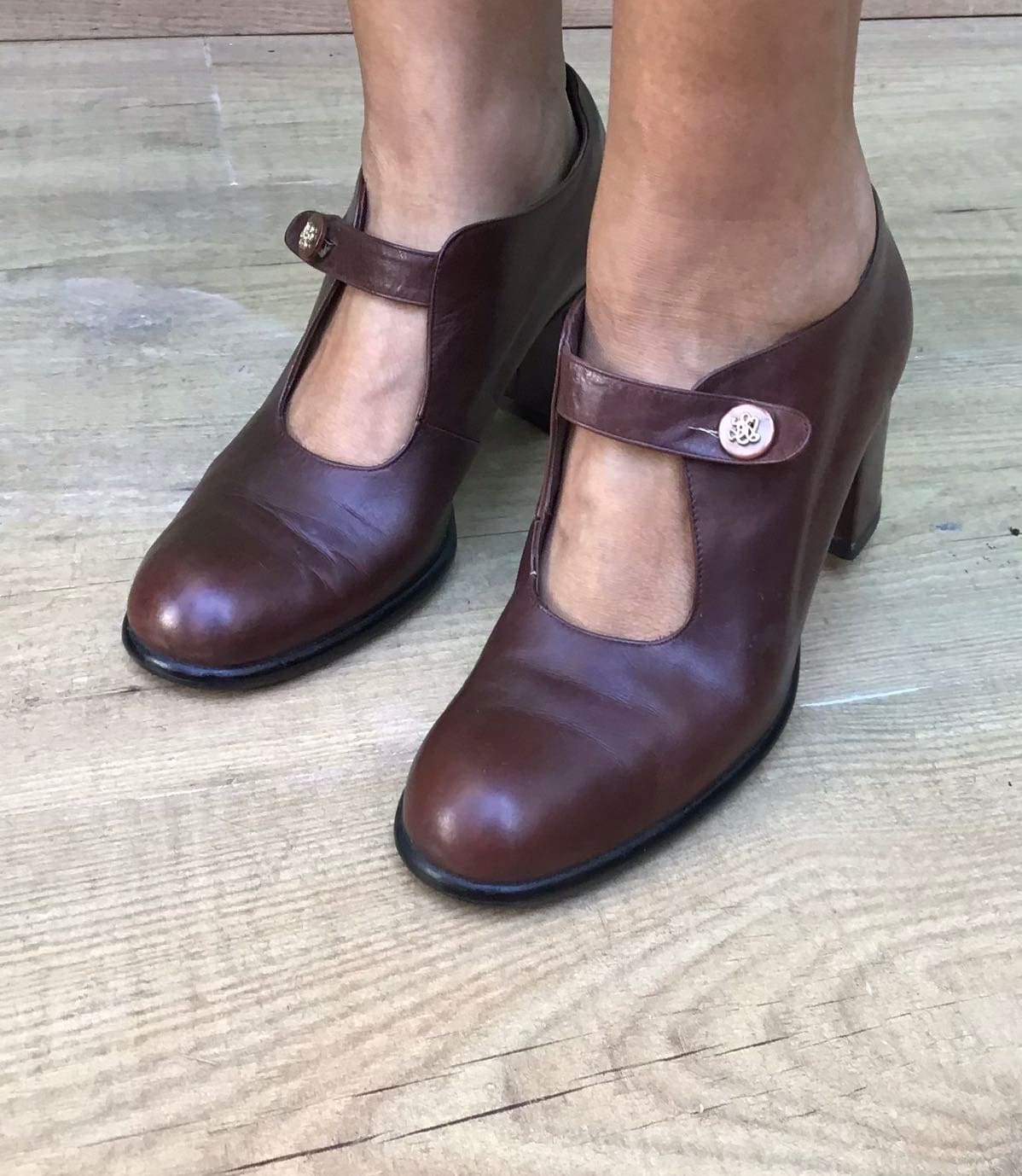 pastel beige echte leren schoenen met een bruine rand en dikke hak Schoenen damesschoenen Mary Janes Gemaakt door Cats Paw in de VS Maat 8 1/2 Zeldzame vintage jaren '70 