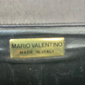 a/1 M VALENTINO BAKELITE Pouch|Schwarze Bakelit-Ledertasche|Vintage Valentino Luxustasche| Vintage-Leder|Seltene Vintage-Clutch von Valentino Bild 6