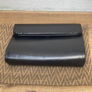 a/1 M VALENTINO BAKELITE Pouch|Schwarze Bakelit-Ledertasche|Vintage Valentino Luxustasche| Vintage-Leder|Seltene Vintage-Clutch von Valentino Bild 2