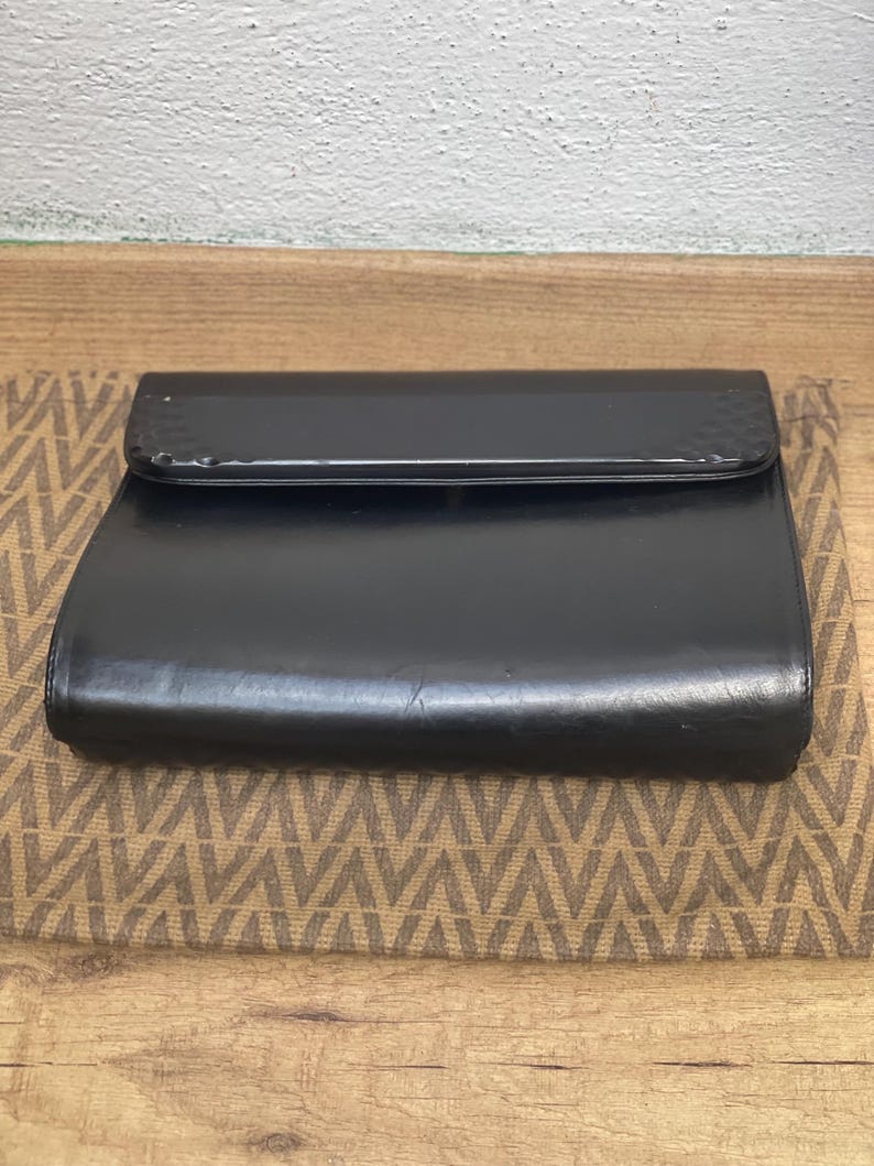 a/1 M VALENTINO BAKELITE Pouch|Schwarze Bakelit-Ledertasche|Vintage Valentino Luxustasche| Vintage-Leder|Seltene Vintage-Clutch von Valentino Bild 2