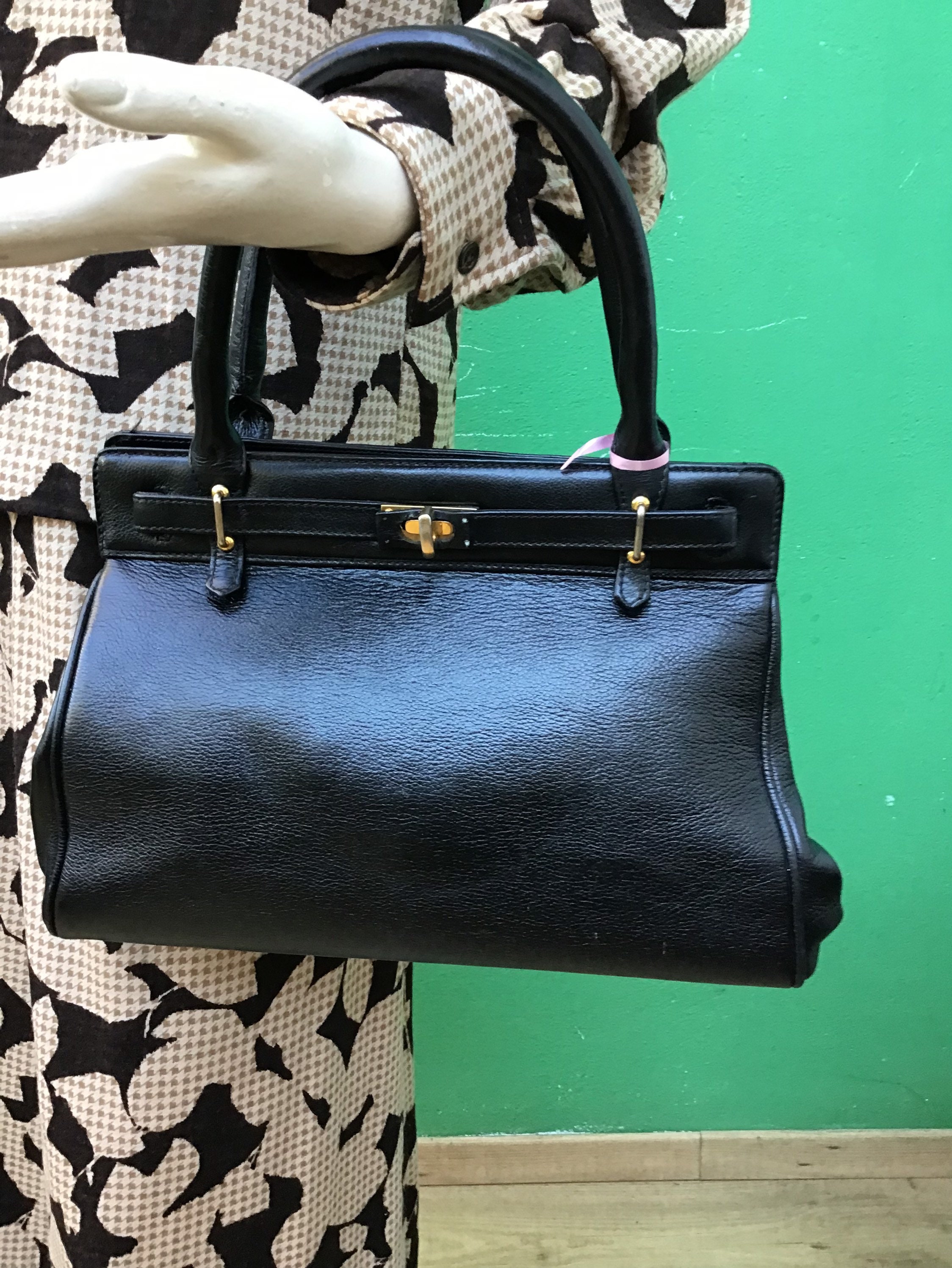 HERMES Kelly Ostrich Leather Bag in Black with big magnetic box