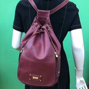 COURRÈGES VINTAGE-RUCKSACK | Burgunderfarbener Lederrucksack | Vintage-Rucksack aus burgunderfarbenem Leder | Made in Paris Rucksack | modischer Rucksack