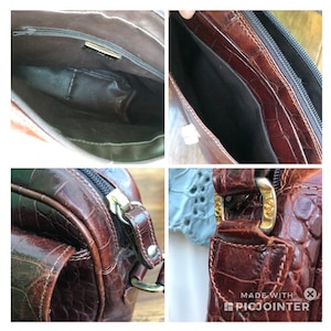 Op de afbeelding: Een bruine leren handtas met een krokodillenstructuur. De tas heeft een ritssluiting, een goudkleurige gesp en een donker interieur. De tas lijkt vintage te zijn.