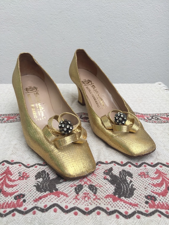 GOLD VINTAGE SHOES 70s Gold Fashion Shoes Vintage Italian Pumps Fashion Shoes Fashion Girl Etsy Vintage Luxury Decollete Etsy Canada