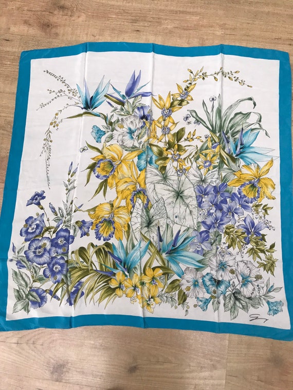 VERSACE 花柄 スカーフ 約60cm x 60cm ベルサーチのシルク花柄スカーフ