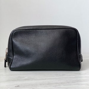 TOM FORD Cosmetic Toilet Pouch Bag Genuine Leather Single Zip Italy Black color Original number Y0072T-002-AB Luxury