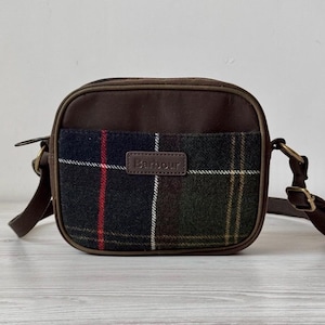 Barbour Contin Crossbody Stoffen tas Klassiek Tartan Bruin Groen Italië Vintage Luxe