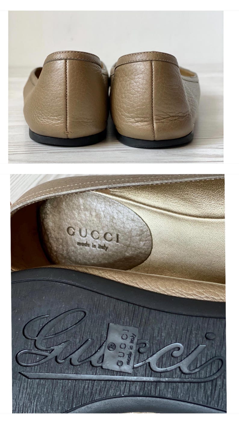 K&ouml;nnte beinhalten: Ein Paar goldene Gucci-Ballerinas aus Leder mit dem Markennamen und "Made in Italy" auf der Innensohle.