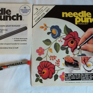 Puede incluir: Un juego de herramientas de punzón de aguja con tres tamaños de aguja intercambiables. El juego incluye 15 transferencias de planchado gratuitas. La imagen muestra un primer plano de la herramienta y una muestra de bordado. El texto en la caja dice "Needle Punch Toolset" y "¡Nueva herramienta para bordar!"