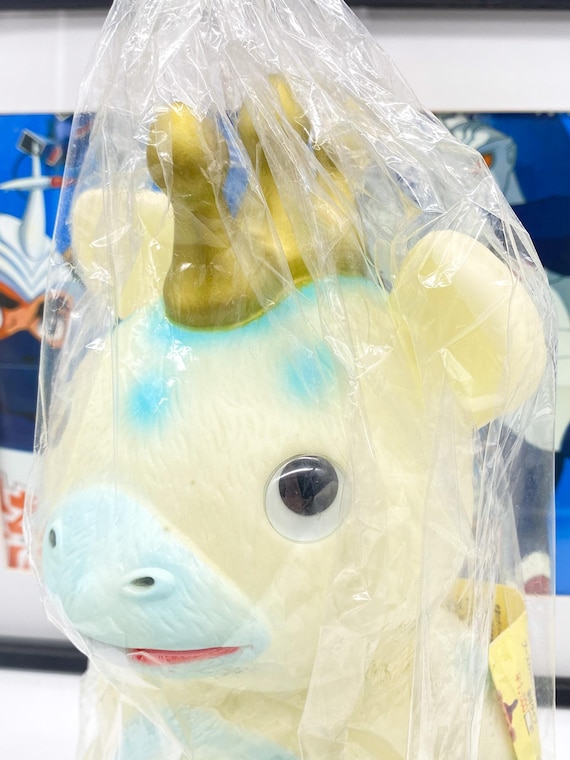 Kaiju Booska Inukuma Jumbo Sofubi 40cm – GID/Brown – Occasion Emballage Ouvert