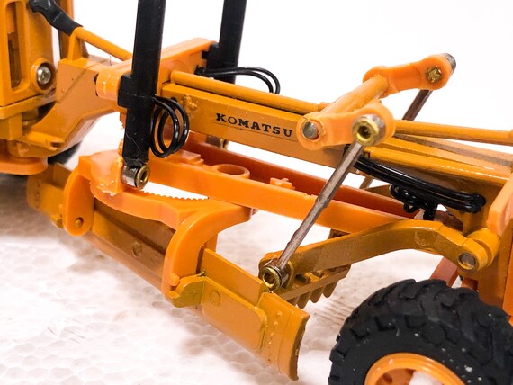 Komatsu DG605A Grader Diapet Yonezawa 1:50 – Stock Ancien – MIB