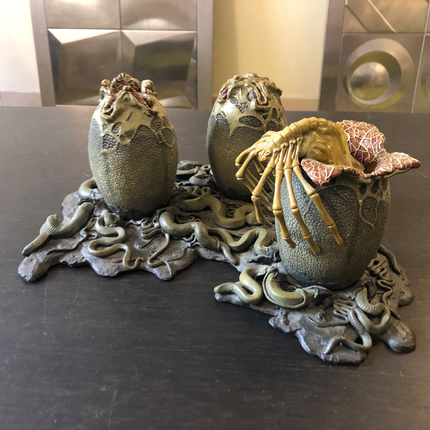 ATTAKUS エイリアン ALIAN EGGS & 1 FACE HUGGER Attakus ALIEN BIRTH 3 Eggs and 1 FaceHugger Statue Figure