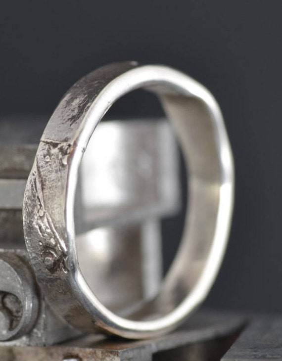 Anello Forgiato A Mano Stretto Grimaldi Anello Di Design Etsy