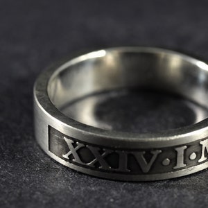 Puede incluir: Un anillo de plata con la inscripción "XXIV.I.MC" grabada en la banda.