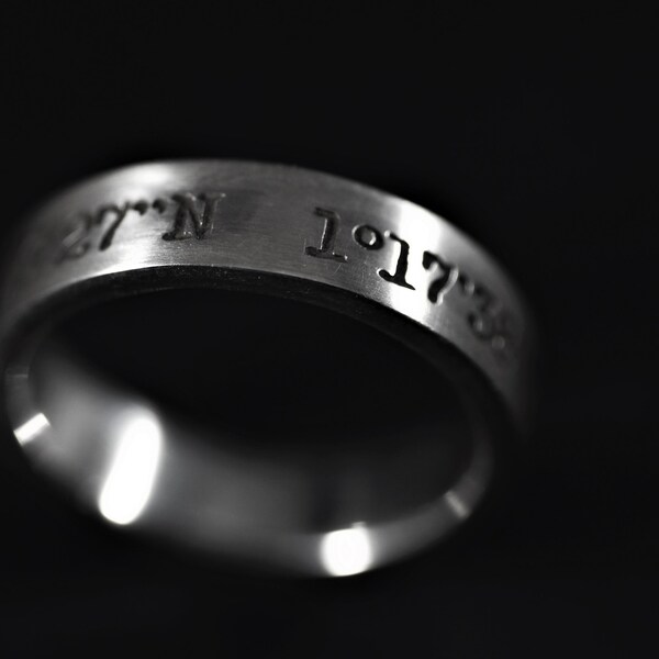 Anello con coordinate in argento spazzolato: anello con posizione GPS personalizzata