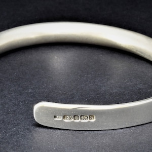 Zware No.2 geborsteld sterlingzilveren manchetarmband (42 g 1,5 oz) 8 mm brede D-sectie | Gepersonaliseerde koppelarmband voor dames en heren