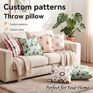 Puede incluir: Varios cojines decorativos con diferentes diseños, incluyendo flores, lazos y osos, colocados en un sofá crema. Los cojines muestran el texto "Custom patterns" y "Custom sizes". Se ve una planta de Monstera en maceta. Decoración del hogar.