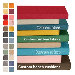 Puede incluir: Una taza de cerámica blanca con un asa negra y el texto "But First, Coffee" en un estilo manuscrito. La taza está sobre una superficie blanca. La taza mide aproximadamente 10 cm de alto.