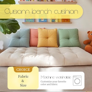 Op de afbeelding: Een witte bankkussen met drie kleurrijke kussens erop. De kussens zijn teal, perzik en geel. De bankkussen is gestoffeerd en heeft een machinewasbaar label. De tekst "Custom bench cushion" staat bovenaan de afbeelding. De tekst "Choice, Fabric & Size" staat links in de afbeelding. De tekst "Machine washable, Customize your favorite color and fabric" staat rechts in de afbeelding.