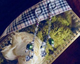 Passiflora - dangle chain and glass beads earrings