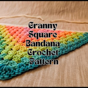 Può includere: Uno schema di bandana all'uncinetto a quadrato della nonna colorato. La bandana è realizzata con un arcobaleno di colori, tra cui rosa, arancio, giallo, verde, blu e viola.