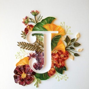 Lettera regalo personalizzata, lettera J floreale realizzata con quill, decorazione da parete, arte su carta, fiori e lettere unici incorniciati