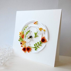 Gebloemde quillingkaart met een bij, zomerboeket voor Moederdag